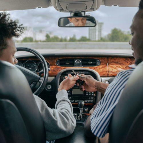 Ile zarabia instruktor nauki jazdy kat B? Sprawdź aktualne stawki